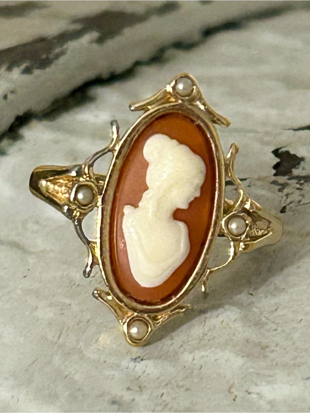 Avon Vintage Gold-Tone Oval Cameo Ring